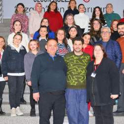 Geleceğin dünya sahnesinin sanatçısı, Evdeki Saat grubunun kurucusu ve solisti Eren Alıcı ile söyleşi.