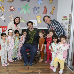 Geleceğin dünya sahnesinin sanatçısı, Evdeki Saat grubunun kurucusu ve solisti Eren Alıcı ile söyleşi.