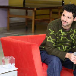 Geleceğin dünya sahnesinin sanatçısı, Evdeki Saat grubunun kurucusu ve solisti Eren Alıcı ile söyleşi.