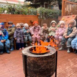 Ateş Başında Mutlu Çocuklar