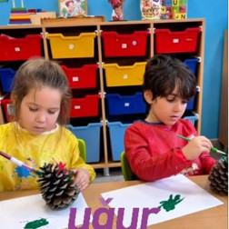 🌲 Küçük Ellerde Doğanın Dönüşümü: Kozalak Boyama Atölyesi!