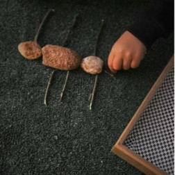 🐜 Doğanın Kucağında Küçük Bir Sanatçı: Taşların ve Dallar Hayat Buluyor!