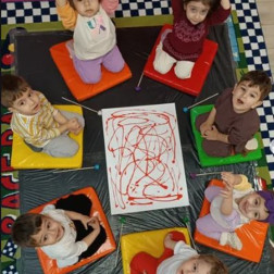 🎨 Küçük Ellerin Büyük Sanatı: Renklerle Dans!