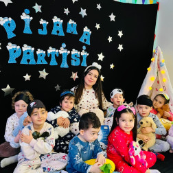 En tatlı rüyalar bu partide başlar... Küçük kalplerin pijama keyfi! 🧸