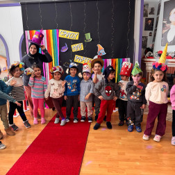 🎩 Çılgın Şapkalar Geçidi: Hayal Gücümüz Podyumda! 🌈