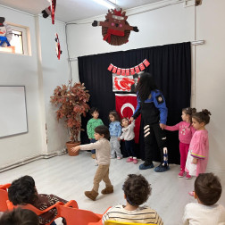 👮‍♂️ Minik Kalpler Güvende: Bugün Okulumuzda Çok Özel Misafirlerimiz Vardı!