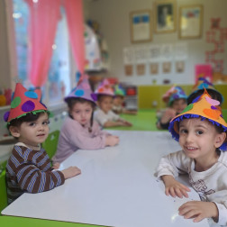 Renkli Şapka Tasarım Atölyesi