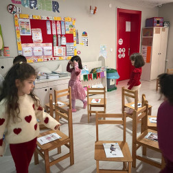 İngilizce Etkinliği ile Hareket Ederek Öğreniyoruz