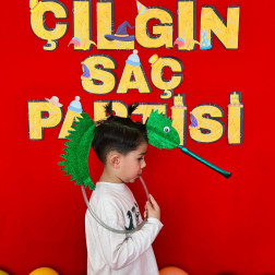 Çılgın Saç Partisi ile Eğlence Dolu Anlar