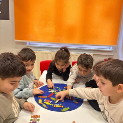 🍬 Küçük Eller, Büyük Stratejiler: Renklerin ve Dikkat Oyunlarının Büyülü Dünyası!