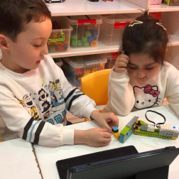 🤖 Küçük Eller, Büyük İcatlar: Kodlama ve Robotik Saati!