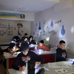 💡 Geleceğin Bilim İnsanları İş Başında: Renklerin Ayrışması