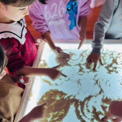 Işıklı Kum Masasında Keşif ve Yaratıcılık Etkinliği