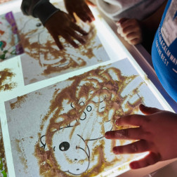 Işıklı Kum Masasında Keşif ve Yaratıcılık Etkinliği