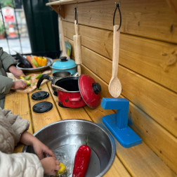 Minik Şefler İş Başında: Çamur Mutfağında Yaşam Becerileri