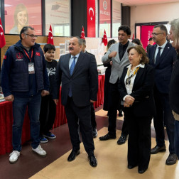 Seyhan Kaymakamı Sayın Ekrem İnci, okulumuzda düzenlenen Çanakkale Savaş Objeleri ve Fotoğraf Sergisini ziyaret etti.