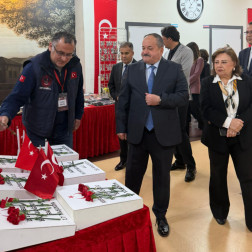 Seyhan Kaymakamı Sayın Ekrem İnci, okulumuzda düzenlenen Çanakkale Savaş Objeleri ve Fotoğraf Sergisini ziyaret etti.