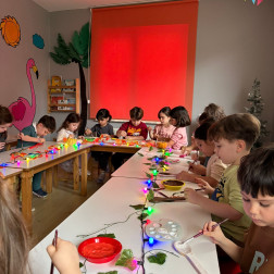 Renklerin Büyülü Dünyasında Küçük Ressamlar İş Başında!