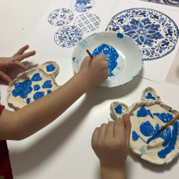 Küçük Ellerde Geleneksel İzler: Delft Mavisi ve Seramik Sanatı