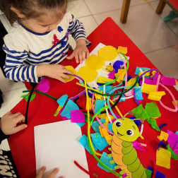 Minik Tırtıllarla Renkli Sanat Çalışması