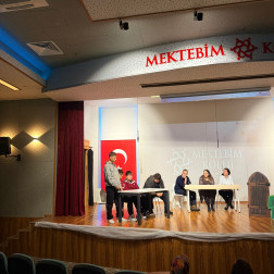 Fikirlerin Çarpıştığı An: Mektebim’de Münazara Heyecanı!