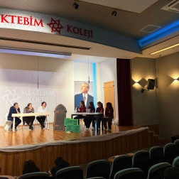 Fikirlerin Çarpıştığı An: Mektebim’de Münazara Heyecanı!