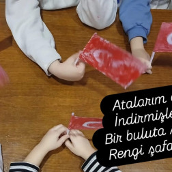 Minik Eller, Dev Sevgiler: Bayrağımız Her Yerde!