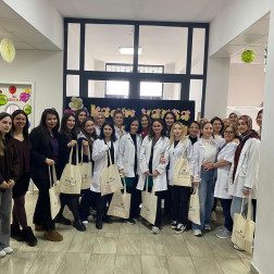 “Güçlü kadınlar güçlü yarınlar yetiştirir.” 🌸