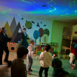 Küçük Adımlar, Büyük Neşeler: Işıltılı Bir Dünyada Keşfe Çıkıyoruz!