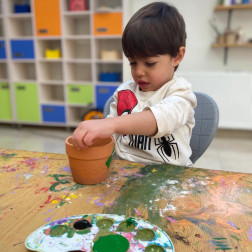 Küçük Sanatçıların Ellerinde Toprak Dile Geliyor: Renkli Saksı Boyama Atölyesi