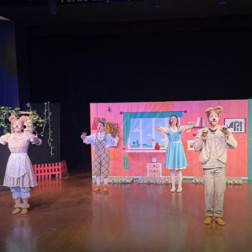 Sahne Işıkları Altında İngilizce Keşfi: Minik Yıldızlarımızın Tiyatro Heyecanı!