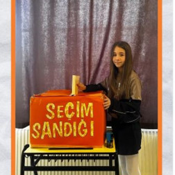 Geleceğin Seçmenleri Okulda Demokrasiyi Öğreniyor: Küçük Eller Büyük Adımlar