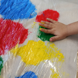 Renklerin Dünyasına Dokunuyoruz: Eğlenceli Duyusal Oyun Etkinliğimiz