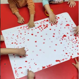 Küçük Kalplerden Dev Sanat Eseri: Parmak Boyasıyla Sevgi Dolu Anlar!