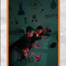 Geleceğin Bilim İnsanları Işığın İzini Sürüyor: Kırılma ve Yansıma Deneyleri