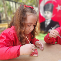 Merhaba, 18 Mart Çanakkale Zaferi haftası Türk Bayrağı Taş Boyama Atölyesi gerçekleştirdik.