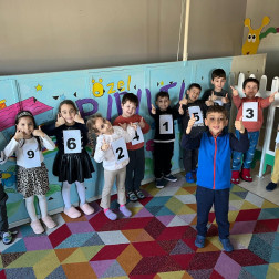 Sayılarla Eğlence: Minik Eller Rakamları Keşfediyor!