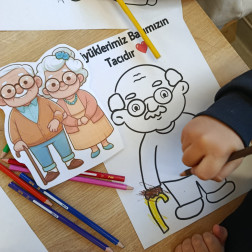 Minik Kalplerden Büyüklerimize Sevgi: Yaşlılar Haftası Etkinliğimiz!