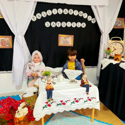 Minik Kalplerden Büyüklerimize Sevgi