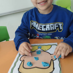 Minik Ellerin Büyük Sanat Eserleri: Okul Öncesinde Oyun Hamuruyla Yüz Tamamlama Etkinliği