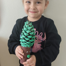 Doğanın Sanatla Buluşması: Minik Ellerden Kozalak Ağaçlar