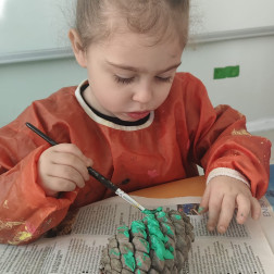 Doğanın Sanatla Buluşması: Minik Ellerden Kozalak Ağaçlar