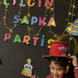 Renkli Dünyalar, Yaratıcı Tasarımlar: Çılgın Şapka Partisi!