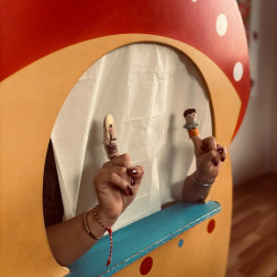 Minik Parmaklarda Büyük Dünyalar: Kukla Tiyatrosu ile Hayal Gücü Yolculuğu