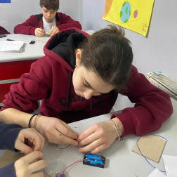 Elektrik Devreleri: Seri ve Paralel Bağlantı Uygulaması 💡