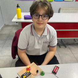 Elektrik Devreleri: Seri ve Paralel Bağlantı Uygulaması 💡