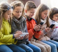 Ebeveynlerin Akıllı Telefonları Endişe Etmek Yerine Ne Yapması Gerekir?