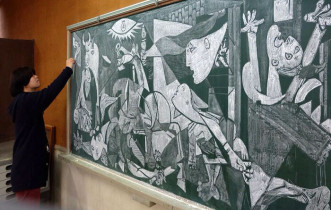 Kara Tahtaya Sanat Eserleri Çizen Japon Öğretmen