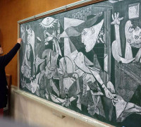 Kara Tahtaya Sanat Eserleri Çizen Japon Öğretmen