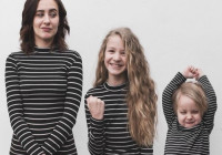 İki Kızıyla Beraber Aynı Kıyafetleri Giyerek Fotoğraf Çektiren Anne